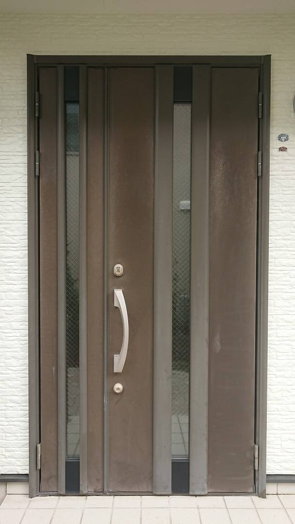バンダイトーヨー住器の１dayリフォーム『LIXIL/リシェント玄関３ドア』の施工前の写真2