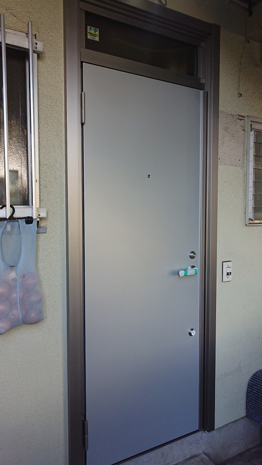 バンダイトーヨー住器の１dayリフォーム『LIXIL/リシェントアパートドア』の施工後の写真1