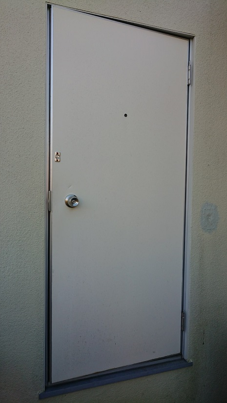 バンダイトーヨー住器の１dayリフォーム『LIXIL/リシェントアパートドア』の施工前の写真2