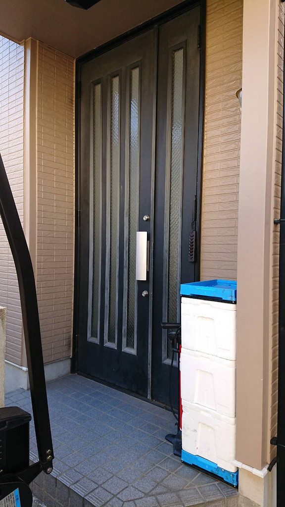 バンダイトーヨー住器の１dayリフォーム『LIXIL/リシェント玄関３ドア／リプラス』の施工前の写真1