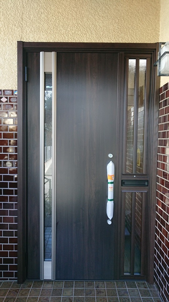 バンダイトーヨー住器の１dayリフォーム『LIXIL/リシェント玄関３ドア』の施工後の写真2