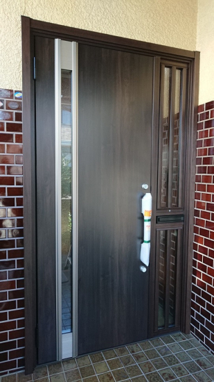 バンダイトーヨー住器の１dayリフォーム『LIXIL/リシェント玄関３ドア』施工事例写真1