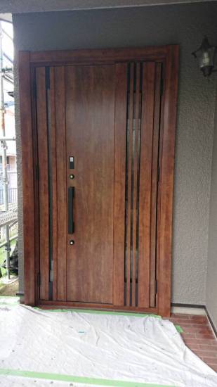 バンダイトーヨー住器の玄関ドア　カバー工事施工事例写真1