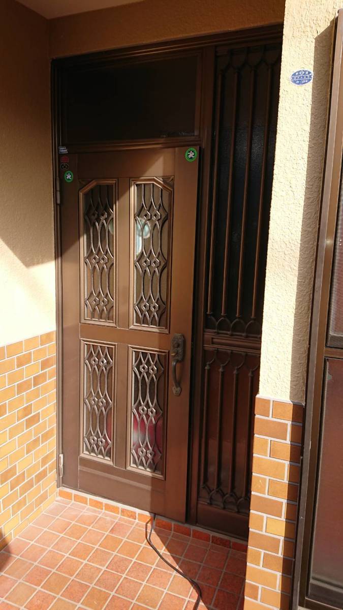 バンダイトーヨー住器の１Ｄａｙリフォーム　玄関ドア　リシェントの工事ですの施工前の写真1