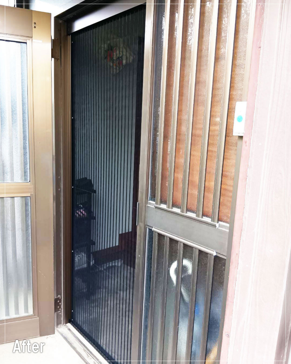 バンダイトーヨー住器の【茅ヶ崎市】🐤1dayリフォーム🐸玄関に後付け網戸設置工事を行いましたの施工後の写真1