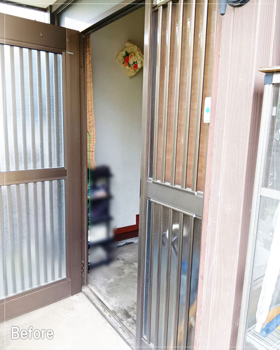 バンダイトーヨー住器の【茅ヶ崎市】🐤1dayリフォーム🐸玄関に後付け網戸設置工事を行いましたの施工前の写真1