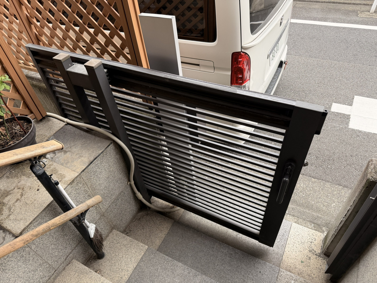 バンダイトーヨー住器の【大和市】🐤１dayリフォーム🐸門扉リフォーム：アーキスライド門扉の設置を行いました。の施工前の写真1