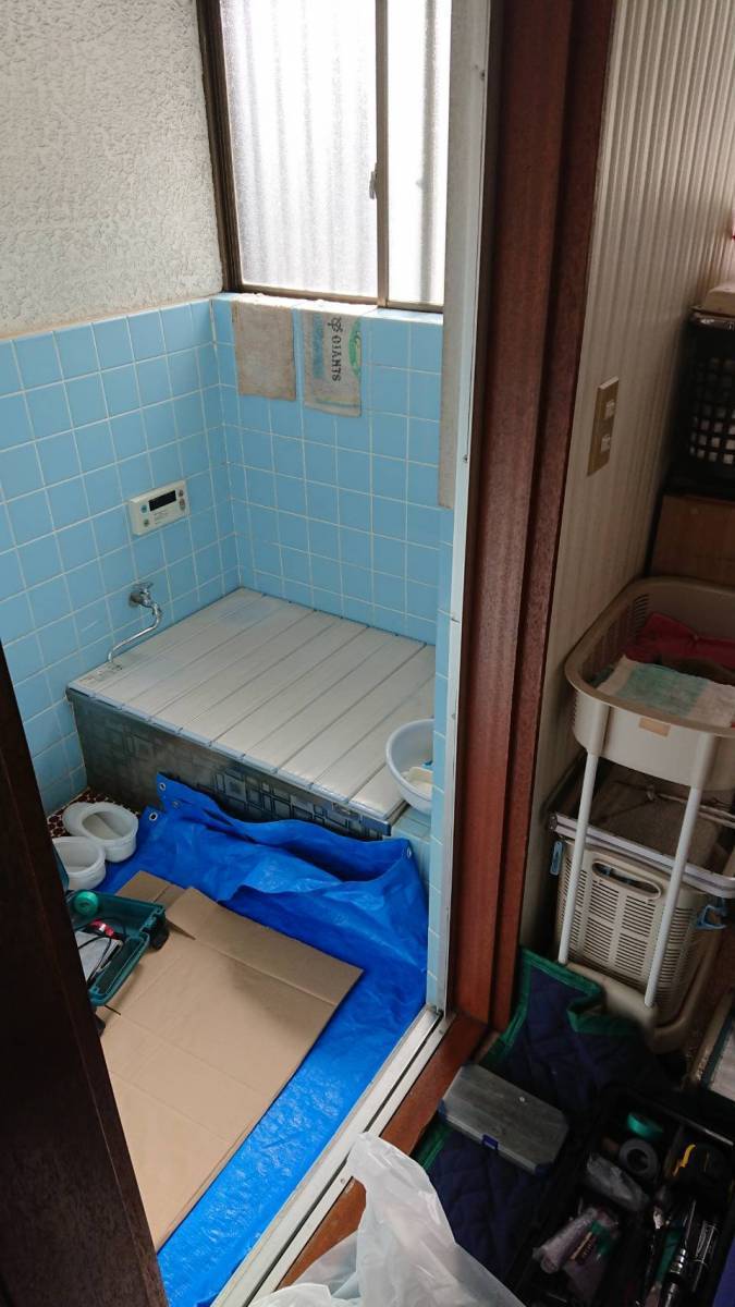 バンダイトーヨー住器の浴室入り口交換工事の施工前の写真1