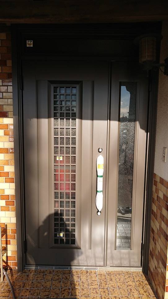 バンダイトーヨー住器の新年幕明けスタートは玄関ドア工事『リシェント３』から！！！の施工後の写真2