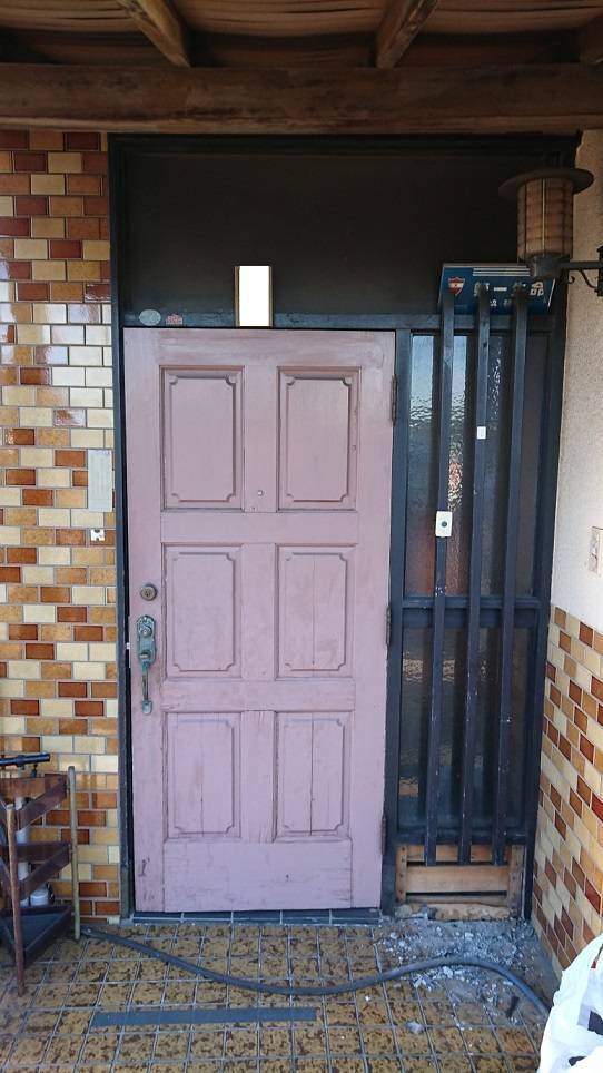 バンダイトーヨー住器の新年幕明けスタートは玄関ドア工事『リシェント３』から！！！の施工前の写真2