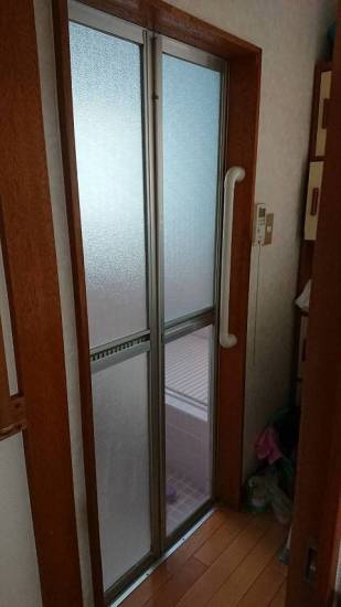 バンダイトーヨー住器の１dayリフォーム『リフォーム浴室ドア』施工事例写真1