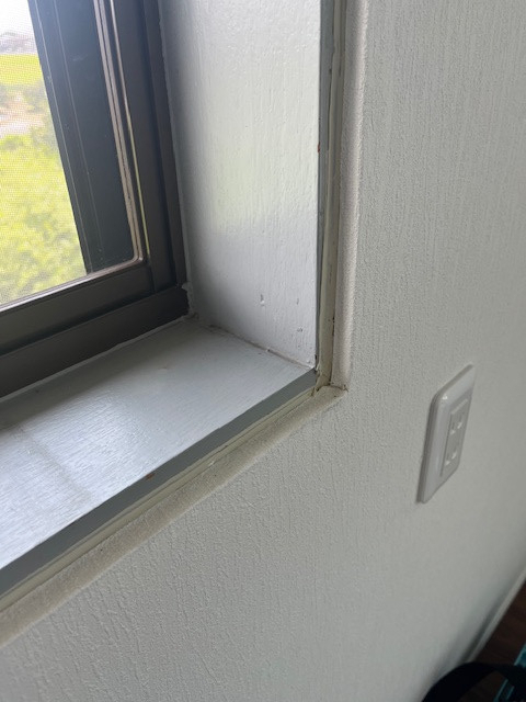 IRワタナベの🔧断熱工事で窓枠の見込みがたらなくても、カバー材で窓まわりを美しくリフォームの施工前の写真1