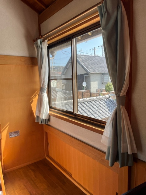 IRワタナベの🔧【内窓リフォーム】中サイズ内窓4か所施工&補助金228,000円受給の事例紹介🔧の施工前の写真1