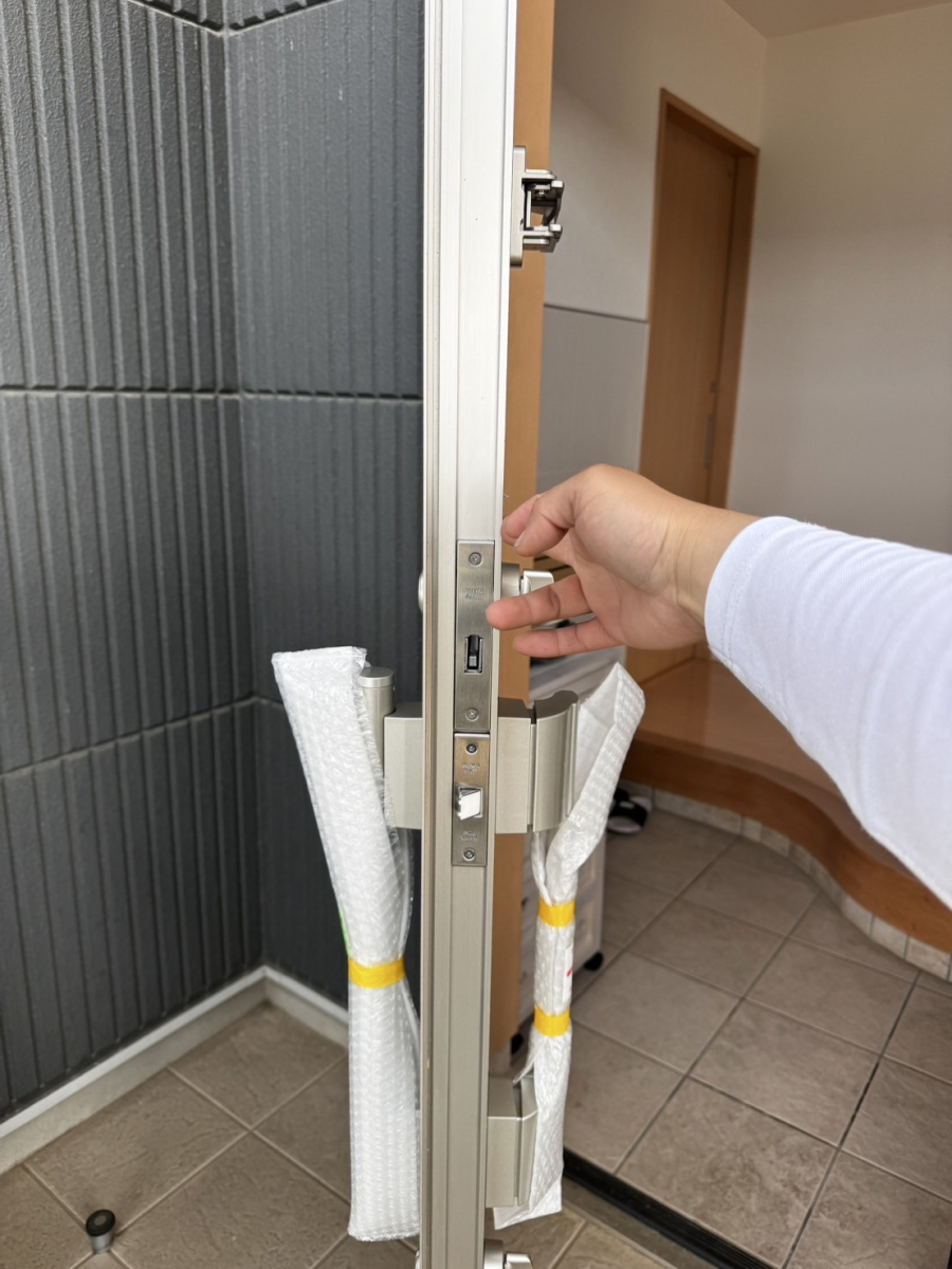 IRワタナベの🚪【玄関ドアのハンドル交換で使いやすく&安心!】2025年補助金対応の玄関リフォーム事例✨の施工後の写真2