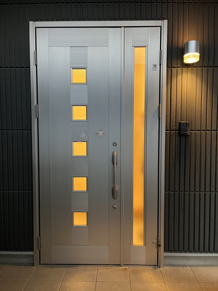 IRワタナベの🚪【玄関ドアのハンドル交換で使いやすく&安心!】2025年補助金対応の玄関リフォーム事例✨の施工前の写真2