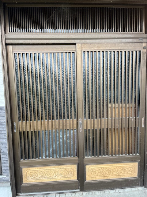 IRワタナベの玄関引戸のガラス交換で安全・快適な玄関に!静岡県磐田市のリフォーム事例の施工前の写真1