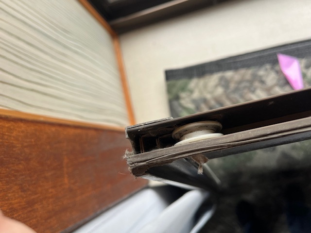IRワタナベの【サッシ戸車交換事例】静岡で引き戸がスムーズに!4カ所交換でストレス解消の施工前の写真1