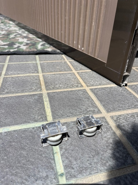 IRワタナベの【雨戸の戸車交換】1棟分をまるっと交換でスムーズ開閉&安心!の施工前の写真1