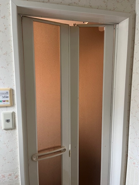 IRワタナベの【浴室ドア修理】中折れ戸をカバー工法でスッキリ修理♪見た目も使い勝手も快適に!の施工前の写真2