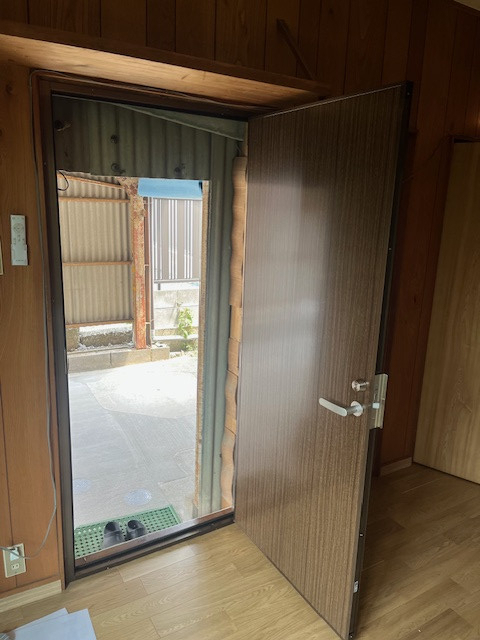 IRワタナベの木製の引戸をスッキリ快適に!勝手口ドアの交換リフォーム事例の施工後の写真3