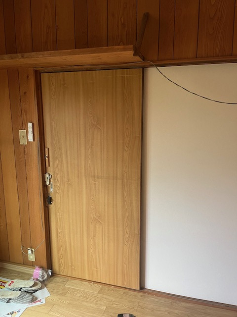 IRワタナベの木製の引戸をスッキリ快適に!勝手口ドアの交換リフォーム事例の施工前の写真1