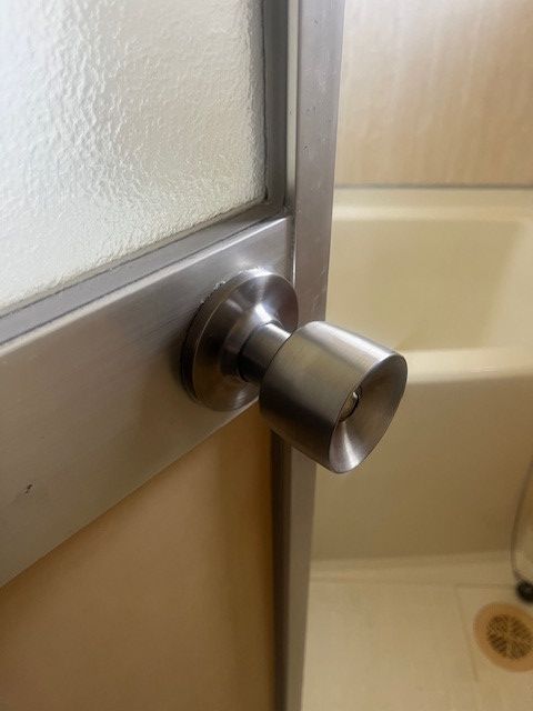 IRワタナベの「壊れた浴室ドアの握り玉を交換!毎日使う場所だからこそ快適に」の施工前の写真2