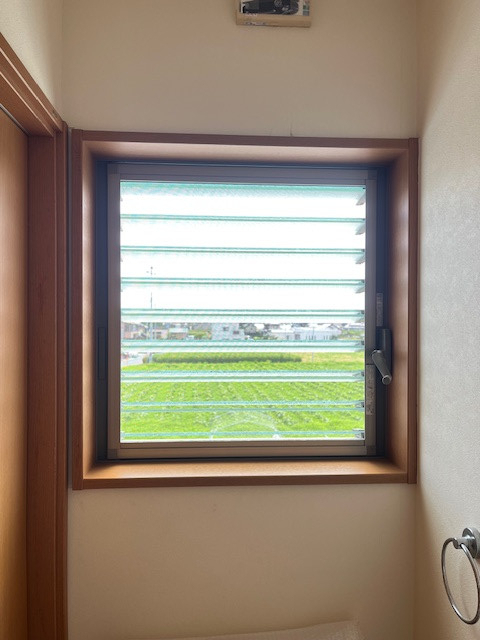 ＩＲワタナベのガラスルーバーに内窓設置で隙間風ゼロ！磐田市の内窓リフォーム事例の施工前の写真1