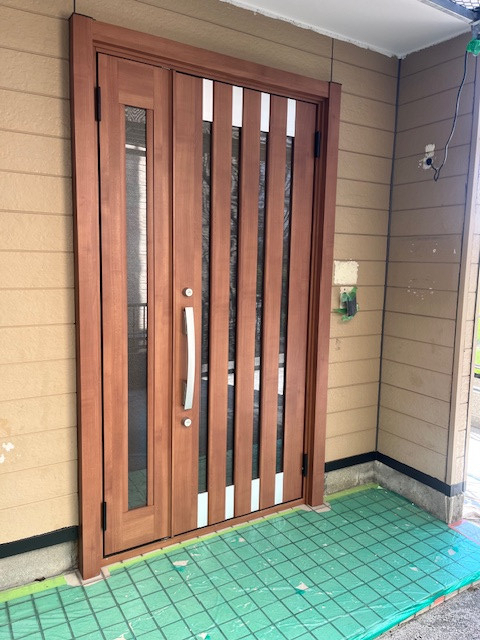 ＩＲワタナベの磐田市でランマ付き玄関ドアを一新！カバー工法で親子ドアをスタイリッシュに交換の施工後の写真1