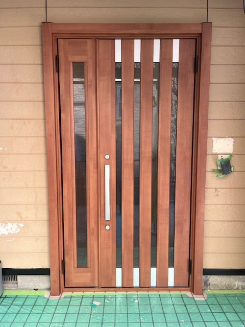 ＩＲワタナベの磐田市でランマ付き玄関ドアを一新！カバー工法で親子ドアをスタイリッシュに交換の施工後の写真2