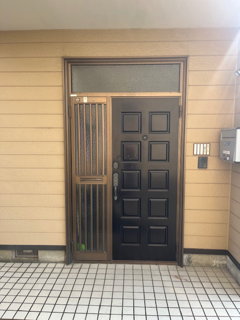 ＩＲワタナベの磐田市でランマ付き玄関ドアを一新！カバー工法で親子ドアをスタイリッシュに交換の施工前の写真2