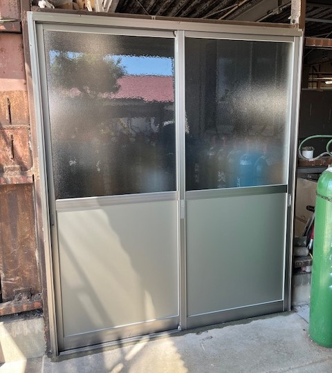 ＩＲワタナベの磐田市の工場入り口店舗引戸を新設！安全・快適な出入り口に交換の施工後の写真1