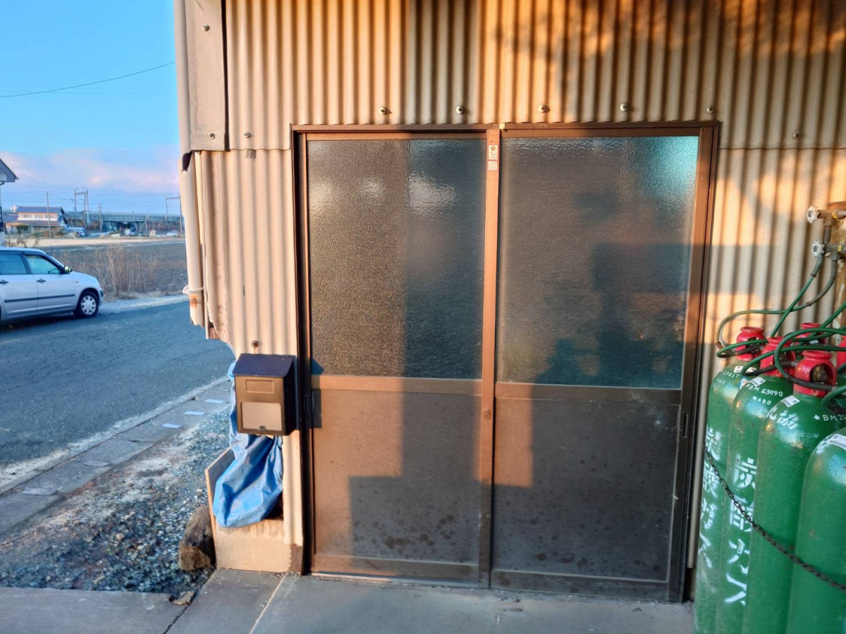 ＩＲワタナベの磐田市の工場入り口店舗引戸を新設！安全・快適な出入り口に交換の施工前の写真1