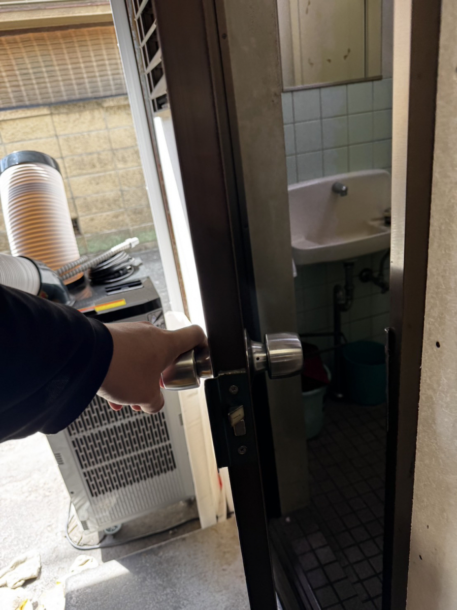 IRワタナベの【工場トイレの鍵交換事例】安全性と使いやすさを両立したリフォームの施工前の写真2