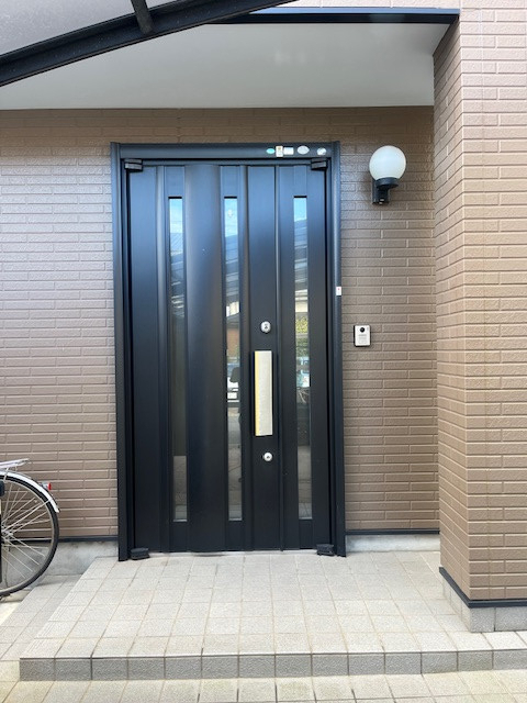ＩＲワタナベの「親子ドアを採風付きリシェントにお取替え！電気錠付きで機能アップ」の施工前の写真1