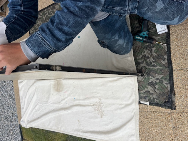 IRワタナベの動きが重たくなった雨戸をスムーズに!戸車交換でストレス解消!の施工前の写真1