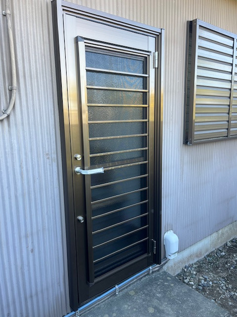 ＩＲワタナベの採風機能が壊れた勝手口ドアをカバー工法で快適リフォーム！の施工後の写真1