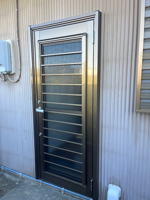 ＩＲワタナベの採風機能が壊れた勝手口ドアをカバー工法で快適リフォーム！の施工後の写真2