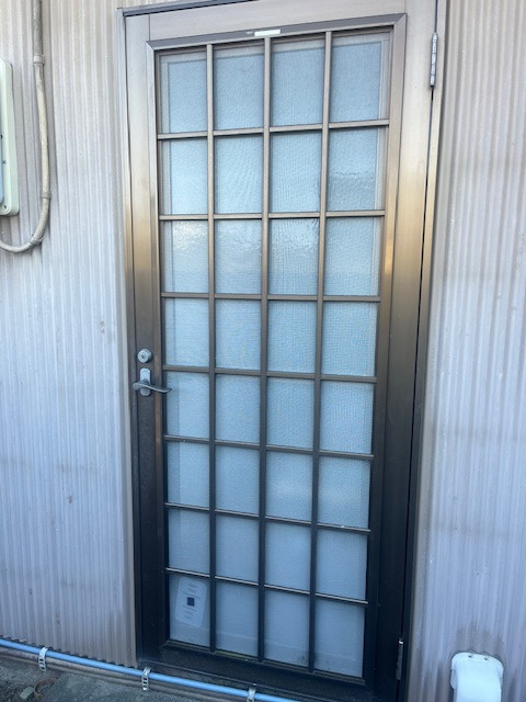 ＩＲワタナベの採風機能が壊れた勝手口ドアをカバー工法で快適リフォーム！の施工前の写真2
