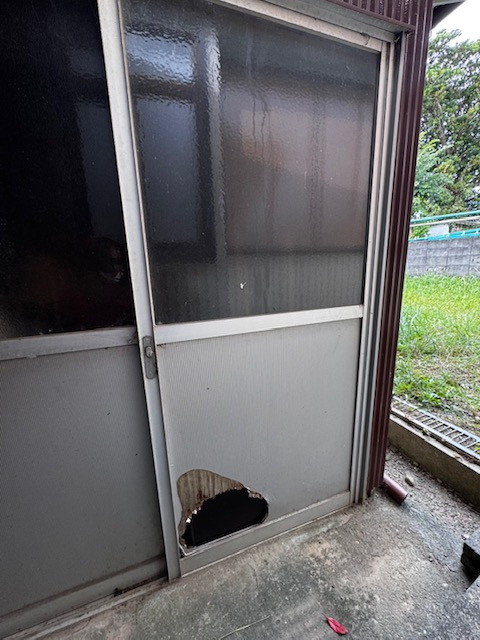 ＩＲワタナベの小動物の侵入を防ぐ！劣化した物置の腰パネルを交換の施工前の写真1