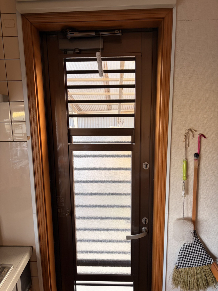 ＩＲワタナベの見た目そのまま！専用品で勝手口ドアクローザーをしっかり交換の施工後の写真1