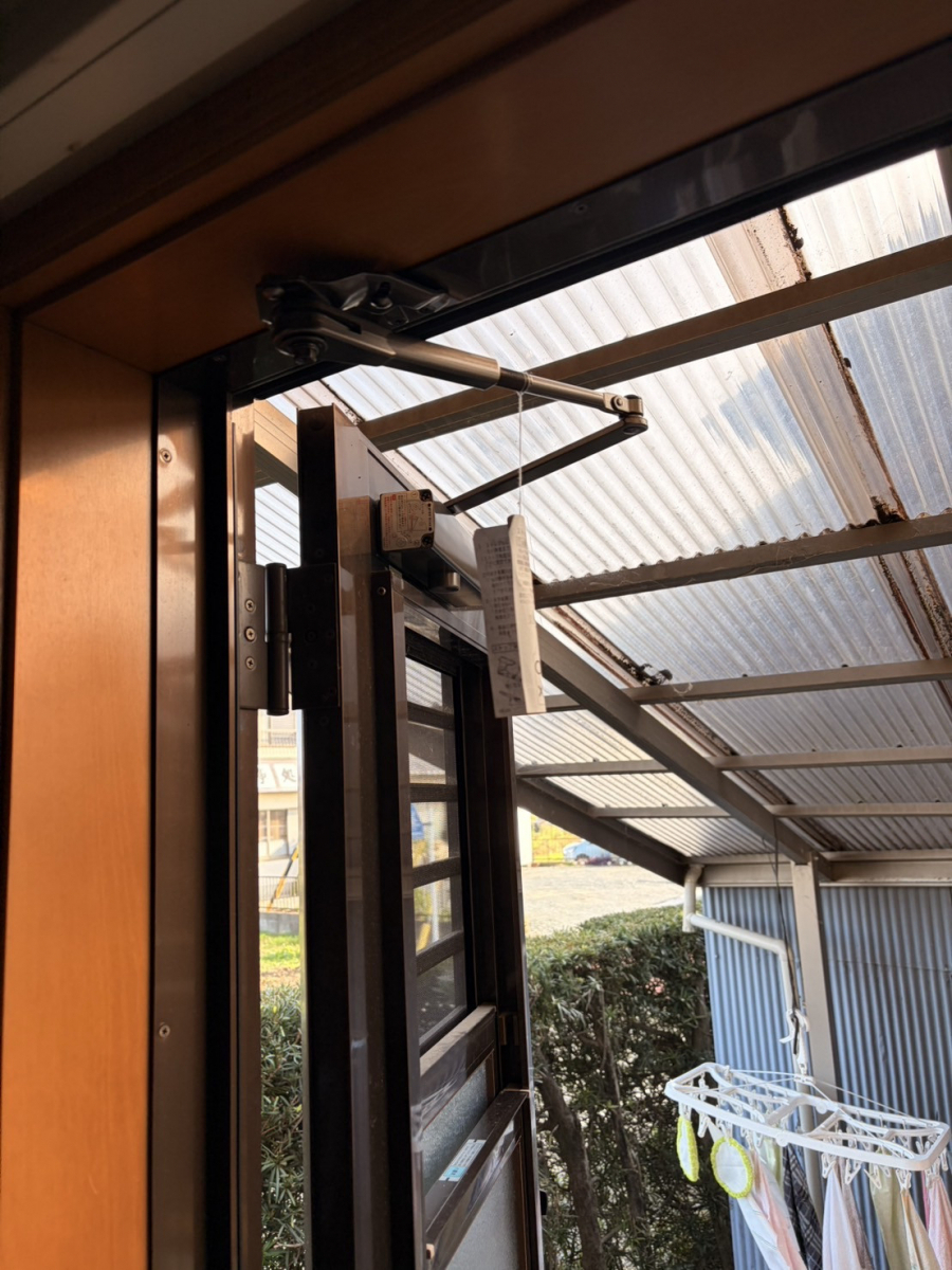 ＩＲワタナベの見た目そのまま！専用品で勝手口ドアクローザーをしっかり交換の施工後の写真3