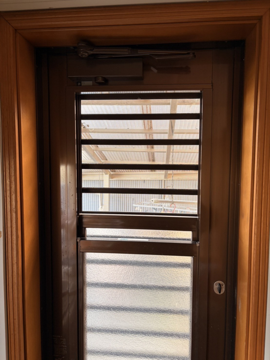 ＩＲワタナベの見た目そのまま！専用品で勝手口ドアクローザーをしっかり交換の施工前の写真1