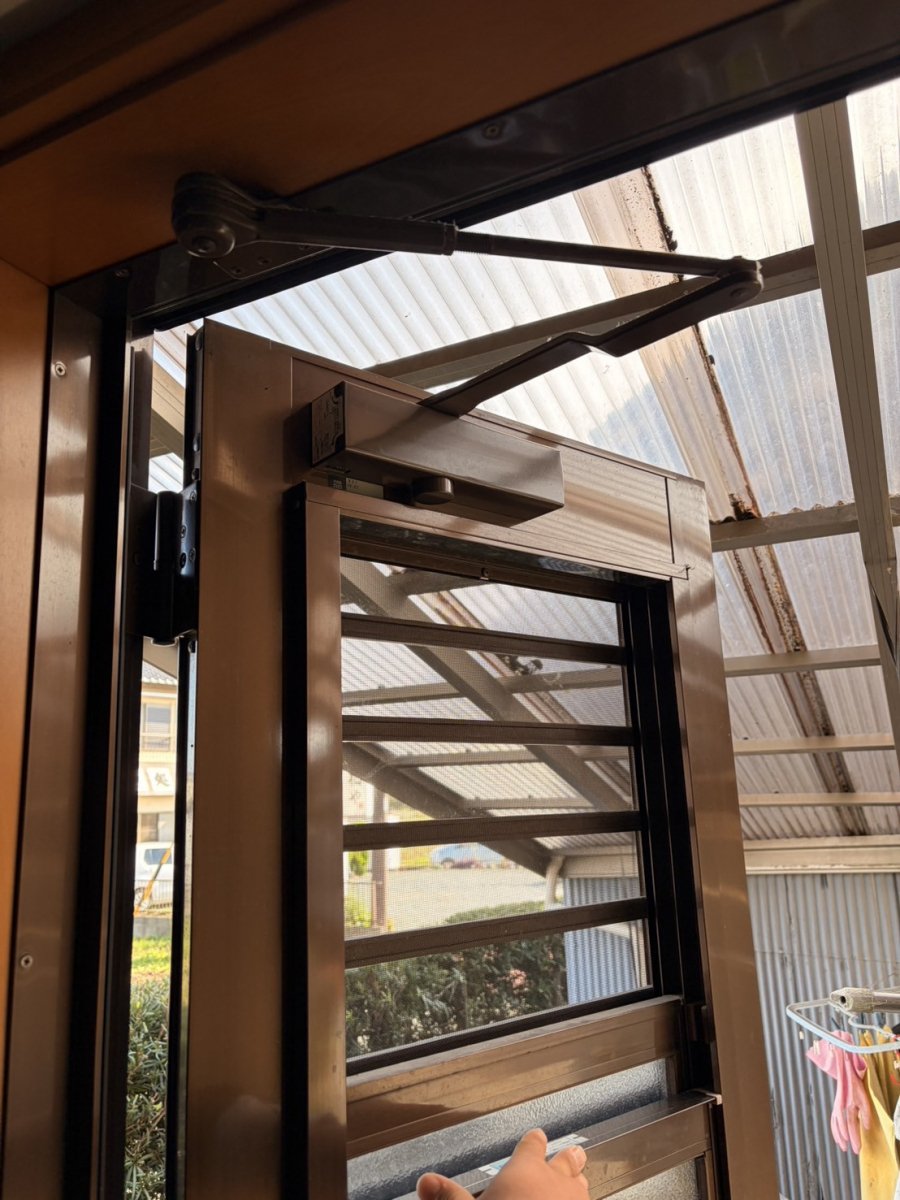 ＩＲワタナベの見た目そのまま！専用品で勝手口ドアクローザーをしっかり交換の施工前の写真2