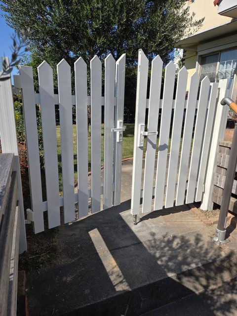 ＩＲワタナベの玄関まわりがグッとおしゃれに！アメリカン1型門扉で明るい印象に変身の施工後の写真1