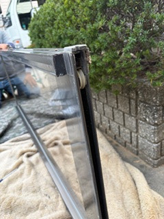 ＩＲワタナベのサッシの戸車を16ヶ所まとめて交換して、開閉のストレスを一気に解消！の施工前の写真1