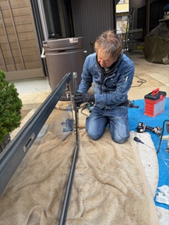 ＩＲワタナベのサッシの戸車を16ヶ所まとめて交換して、開閉のストレスを一気に解消！の施工前の写真2