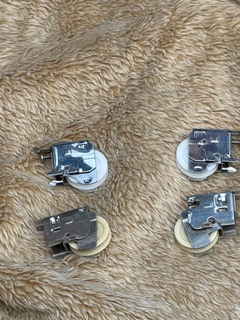 ＩＲワタナベのサッシの戸車を16ヶ所まとめて交換して、開閉のストレスを一気に解消！の施工前の写真3