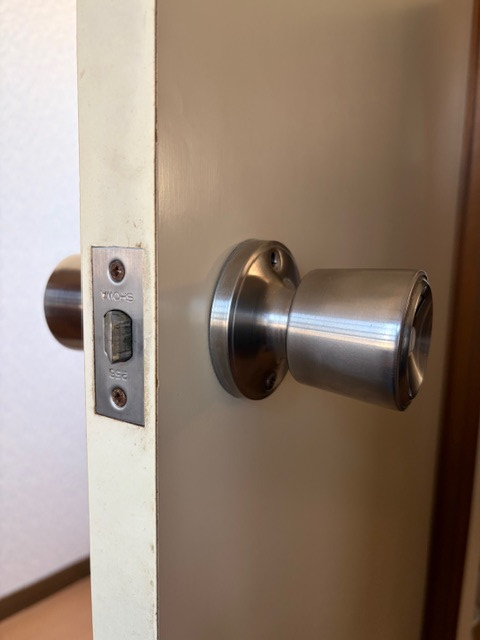 ＩＲワタナベのトイレドアの動きが改善！使いやすさが戻るドアノブ交換事例の施工前の写真1