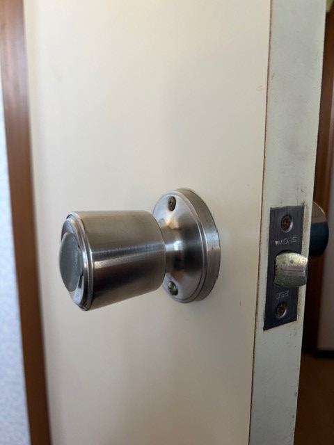 ＩＲワタナベのトイレドアの動きが改善！使いやすさが戻るドアノブ交換事例の施工前の写真2