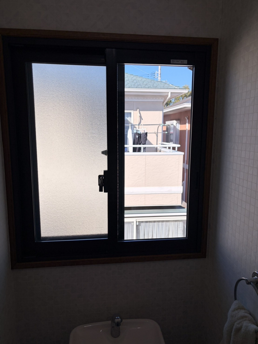 ＩＲワタナベのトイレに内窓設置で快適空間へ！1F・2Fの小窓に断熱＆防音対策事例の施工後の写真1